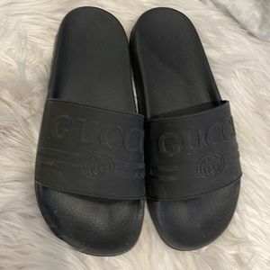 RUBBER ST GUCCI PURSUIT LOGO FLIP FLOP SLIDES. BLACK SZ 36